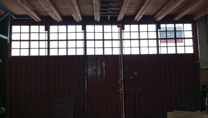 Accesos del pabellón industrial en Lezo con puerta grande y peatonal