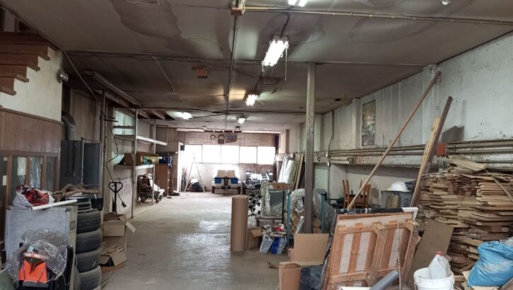 Interior del pabellón industrial en venta en Lezo con amplia superficie.