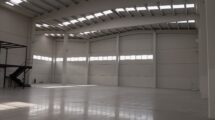 Interior del pabellón industrial en alquiler en Oiartzun con iluminación natural