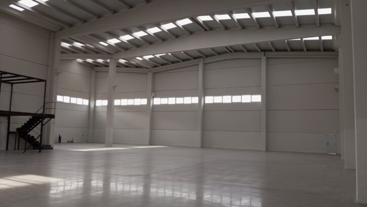 Interior del pabellón industrial en alquiler en Oiartzun con iluminación natural